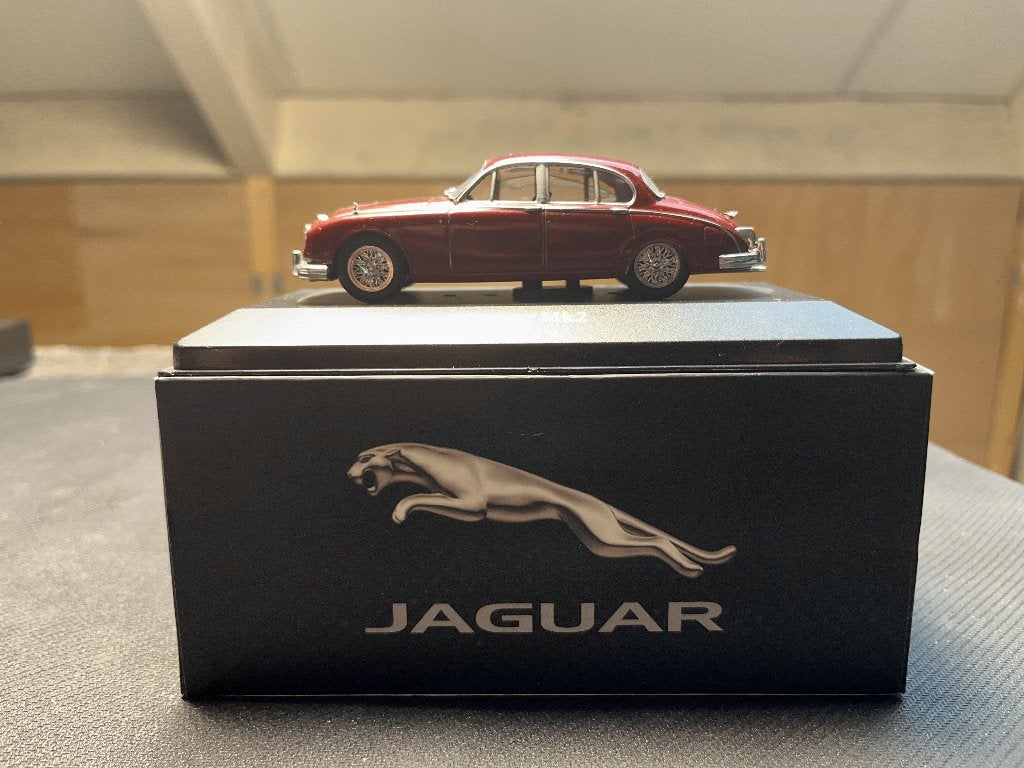 Atlas Jaguar Mk2 donkerrood 1:43 met Jaguar-doos, Ophalen of Verzenden, Zo goed als nieuw, Auto, Overige merken