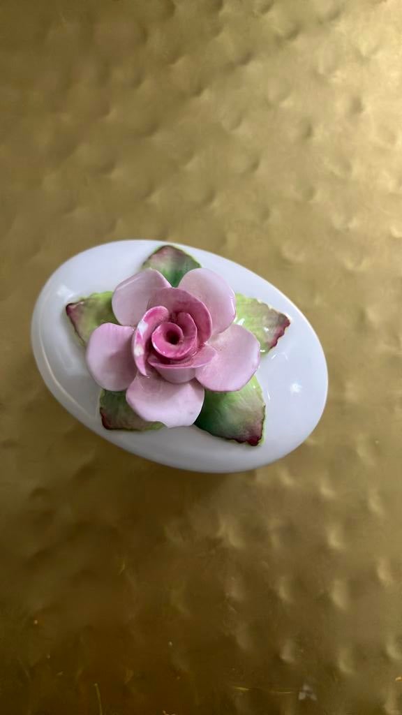 Staffordshire porseleinen ringendoosje, Antiek en Kunst, Ophalen of Verzenden