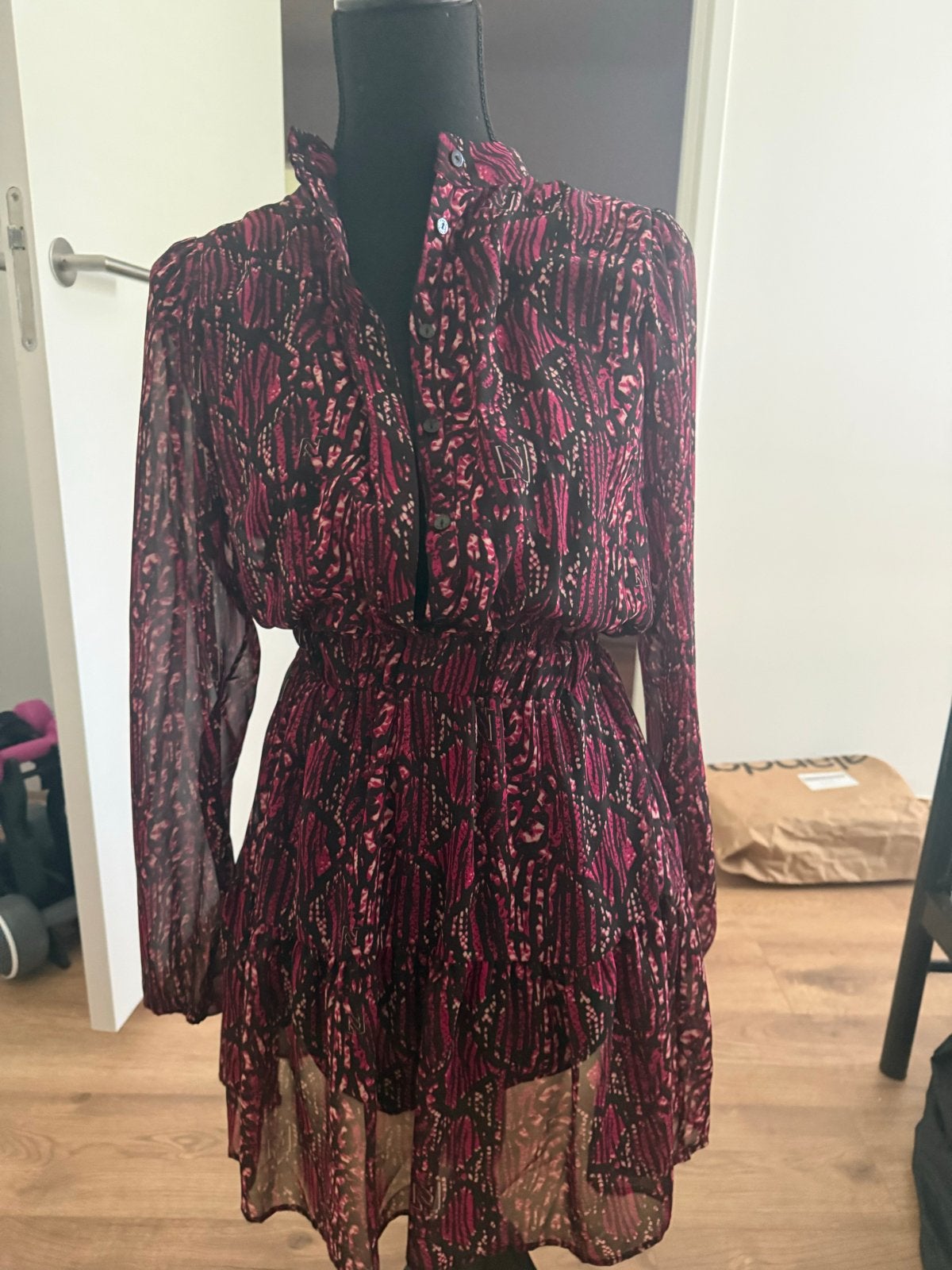 NIKKIE jurk maat 36 (S) - Zwart/Roze met print, Zwart, Ophalen of Verzenden, Zo goed als nieuw, Maat 36 (S)