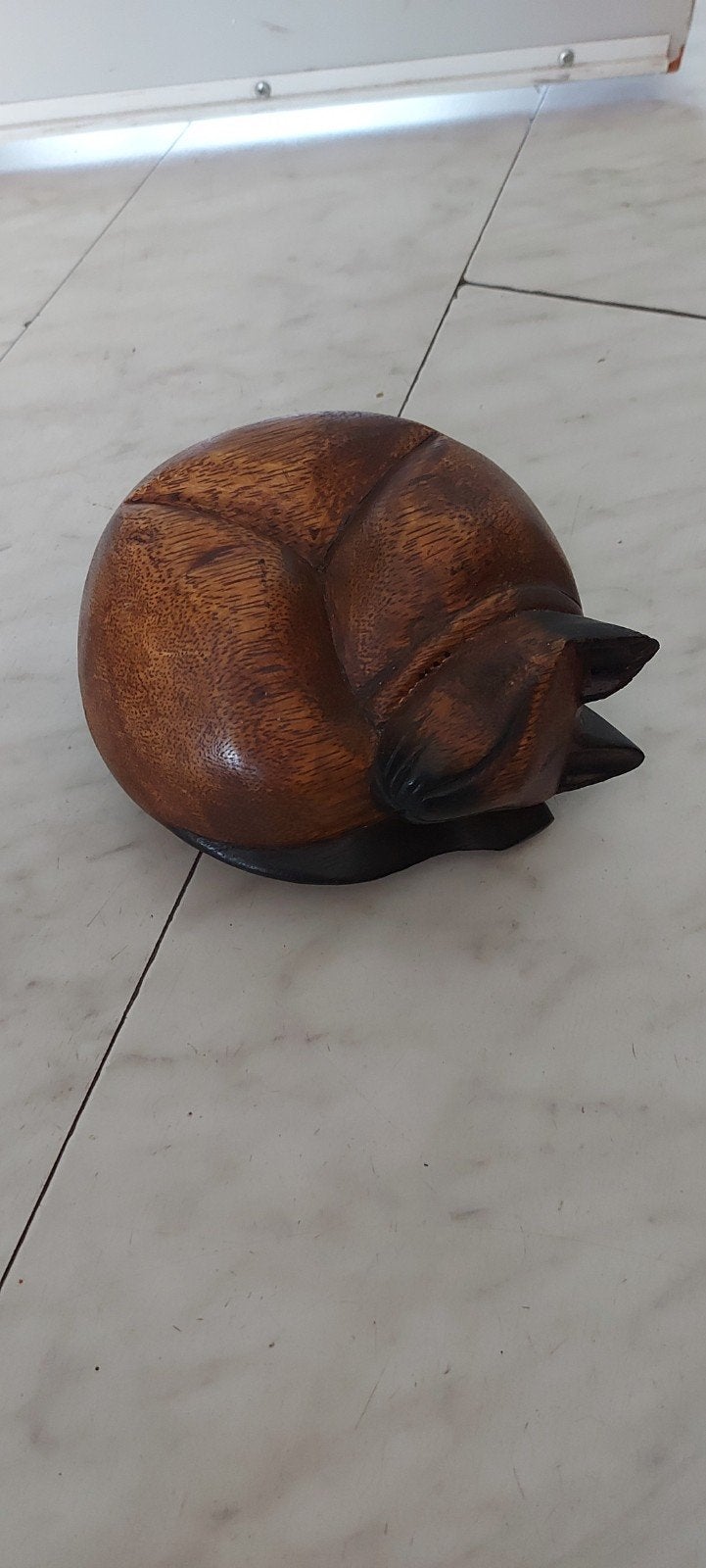Handgesneden massief houten opgerolde slapende Siamese kat, Ophalen