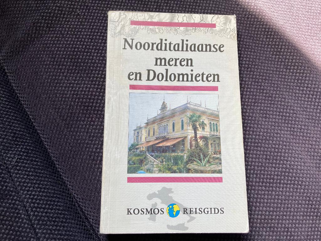 🇮🇹 Kosmos - Noorditaliaanse meren en Dolomieten, Europa, Ophalen of Verzenden, Reisgids of -boek, Gelezen