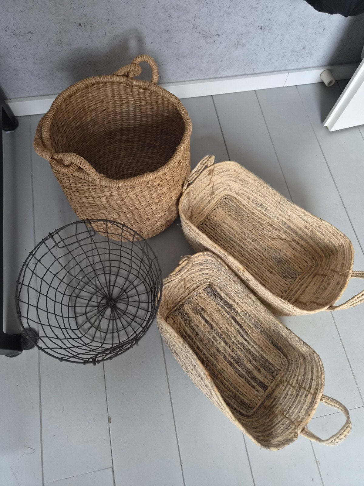 4 manden, diverse materialen en vormen, Huis en Inrichting, Woonaccessoires | Schalen en Manden, Ophalen, Gebruikt, Mand, Rond