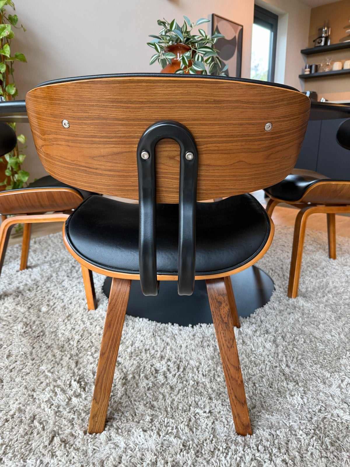 4 vintage eetkamerstoelen - walnoot hout kunstleer, Huis en Inrichting, Ophalen, Gebruikt, Zwart, Vier
