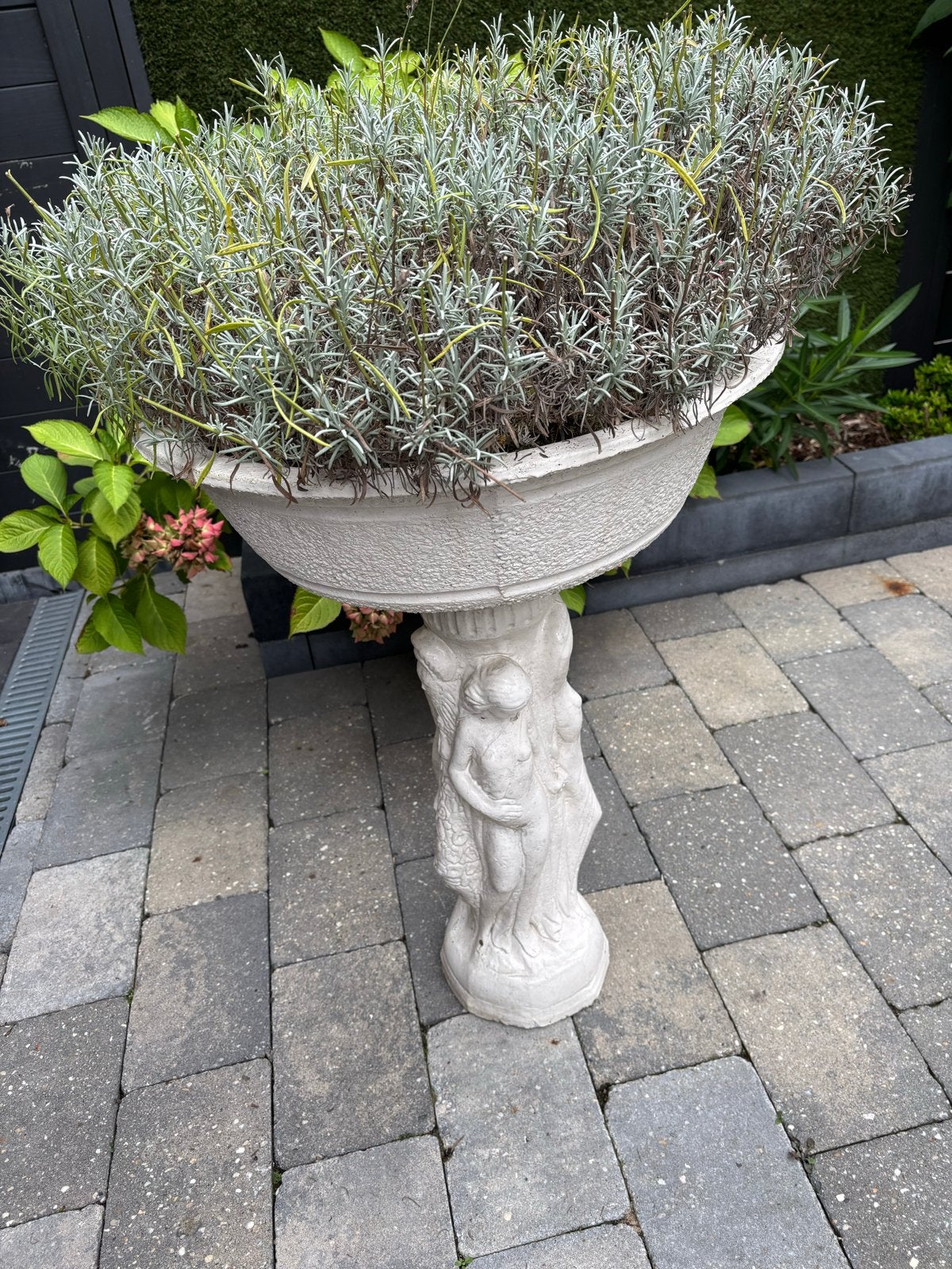 Tweedelig tuinornament/ bloembak met figuren, Tuin en Terras, Ophalen, Gebruikt, Rond, 60 tot 100 cm