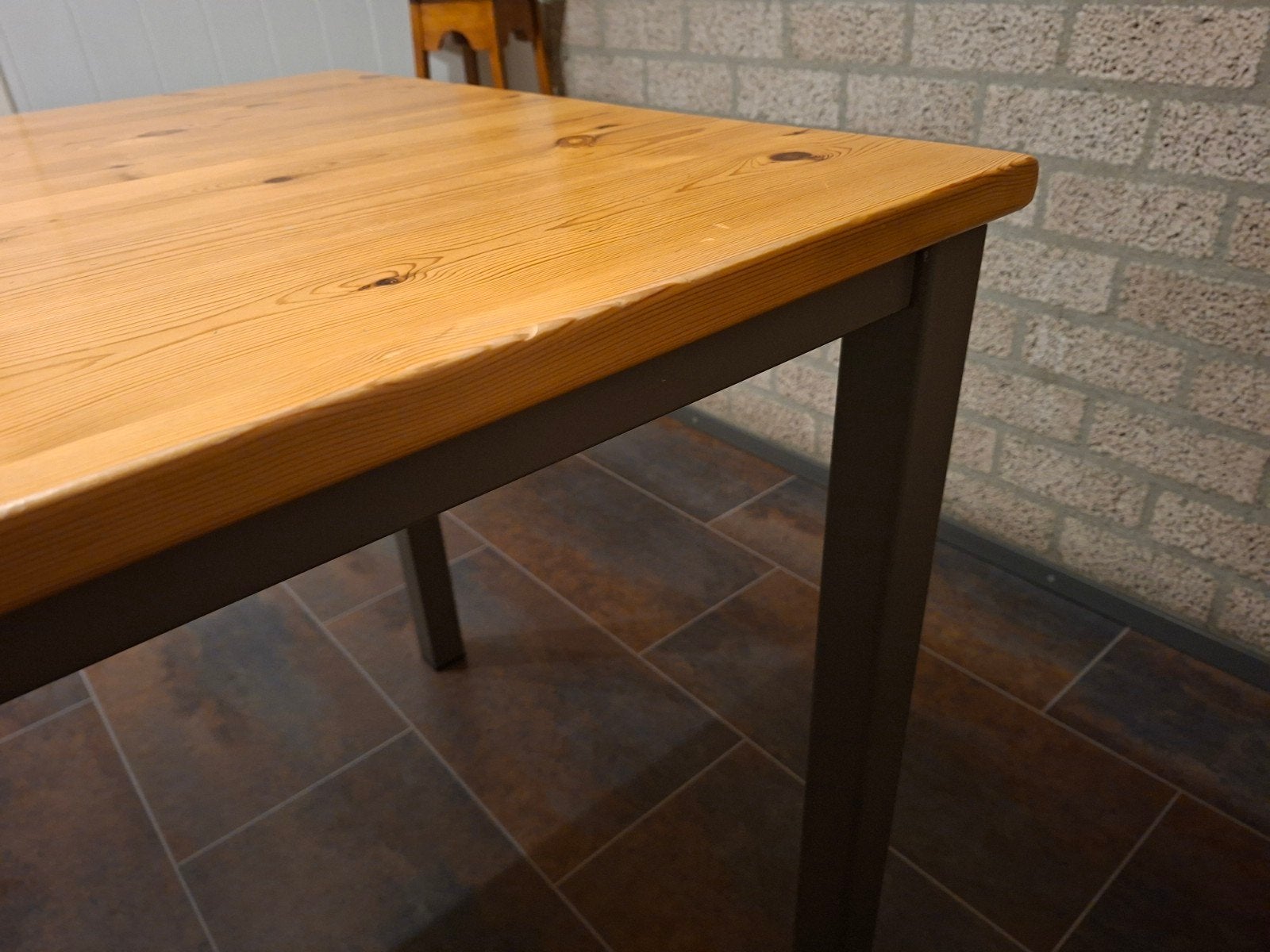 Robuuste grenen eettafel met metalen onderstel, Huis en Inrichting, Ophalen, Grenenhout, Gebruikt, 100 tot 150 cm