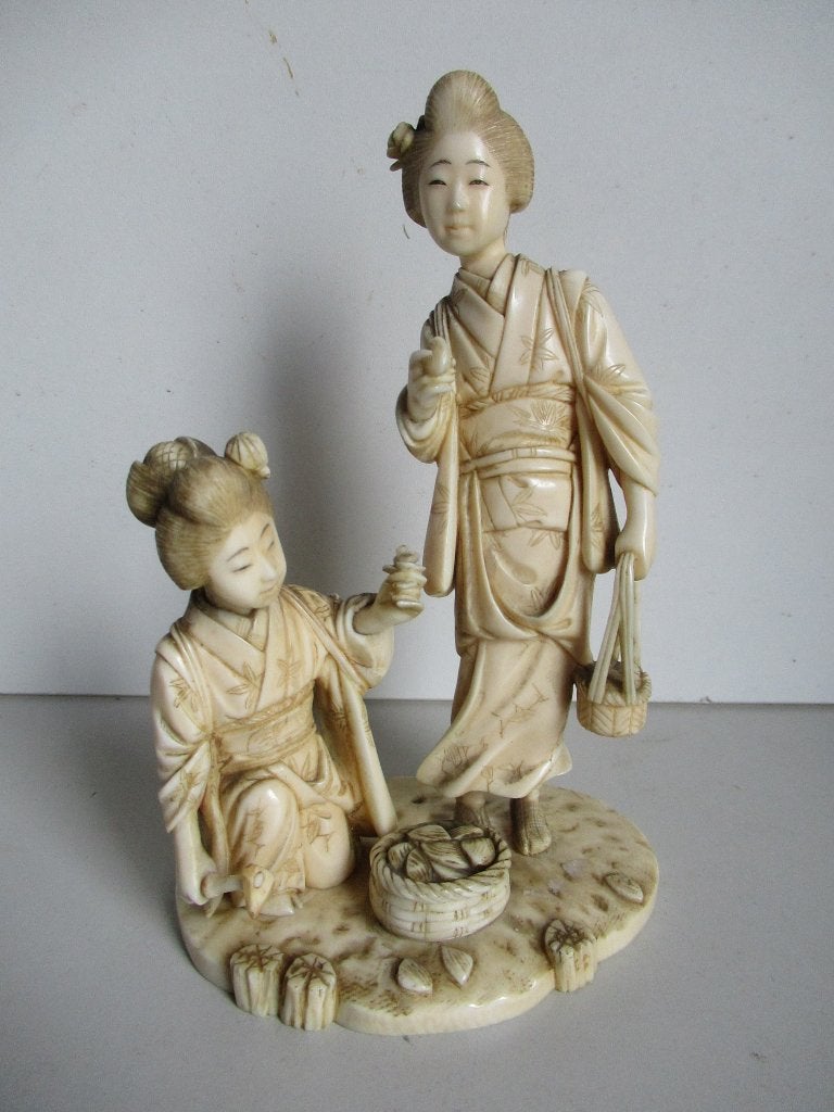 okimono geishas zoeken schelpen ivoor, Antiek en Kunst, Minder dan 20 cm, Natuurlijk materiaal, Handgemaakt, Ophalen of Verzenden