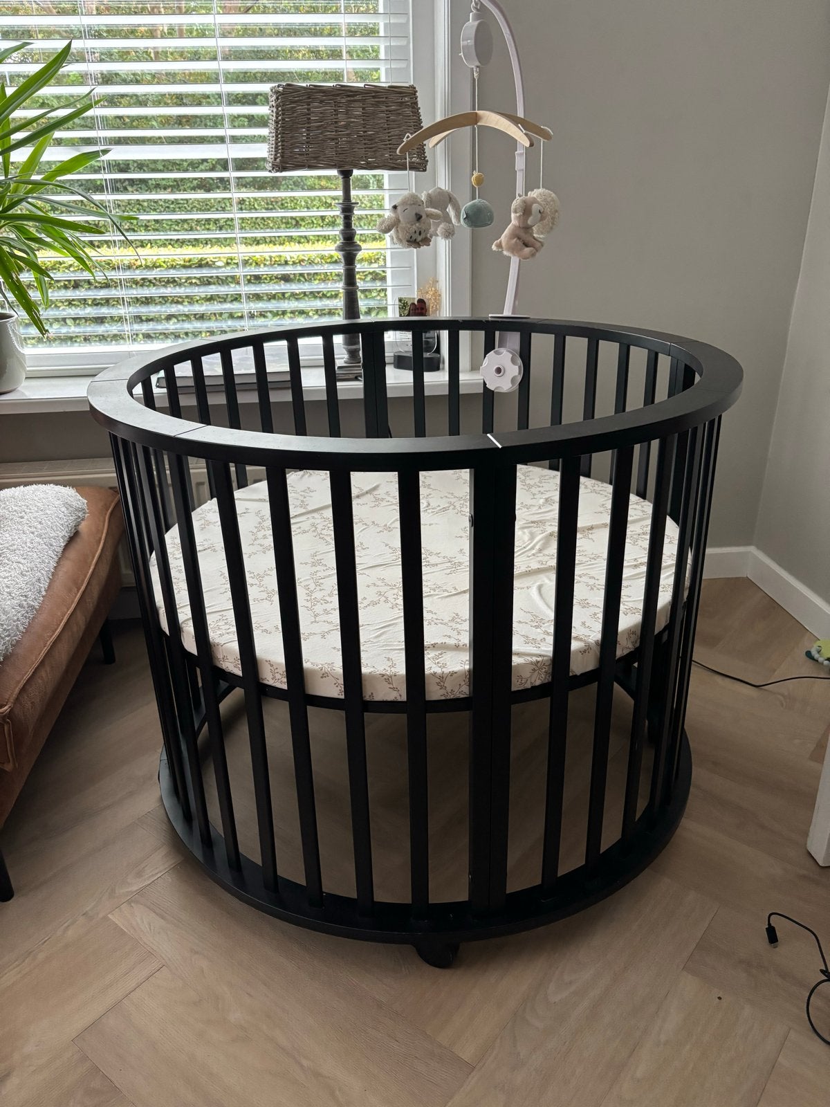 Mooie ronde zwarte box met nieuw matras en babymobiel, Kinderen en Baby's, Ophalen, Gebruikt, Rond
