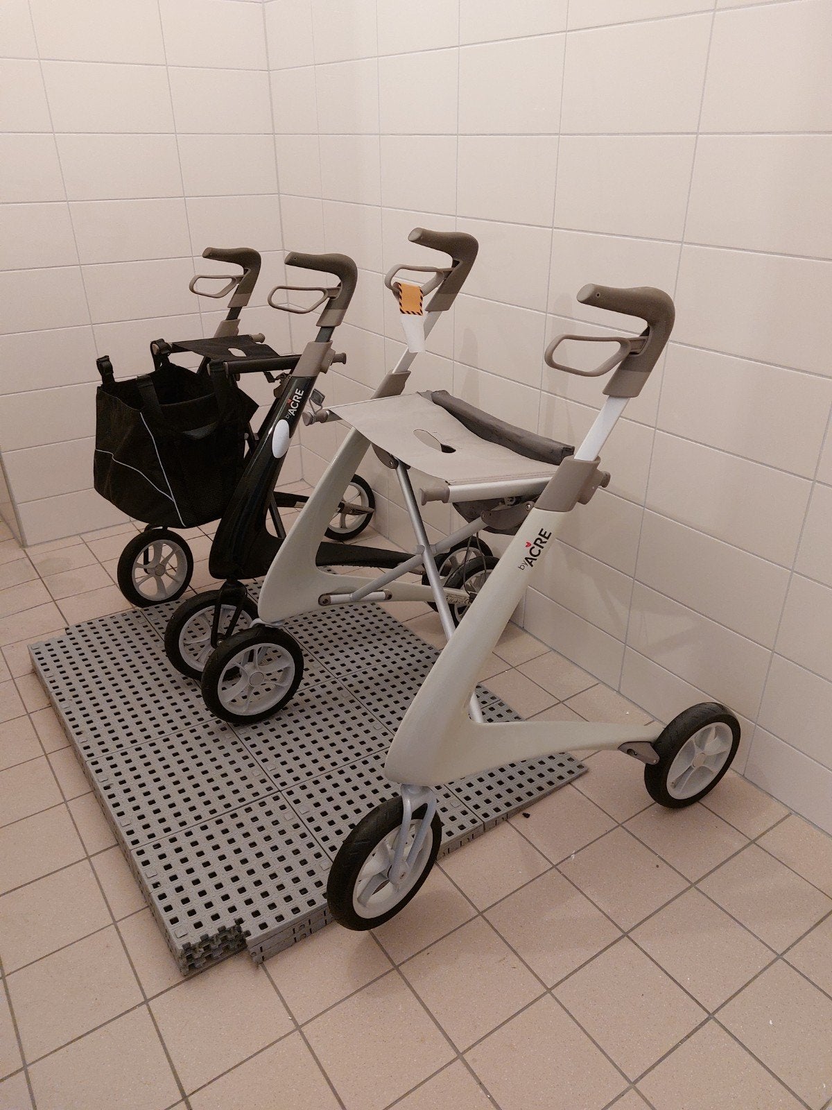 acre ultralight  4.8 kg carbon  crème  of zwart rollator, Diversen, Rollators, Ophalen of Verzenden