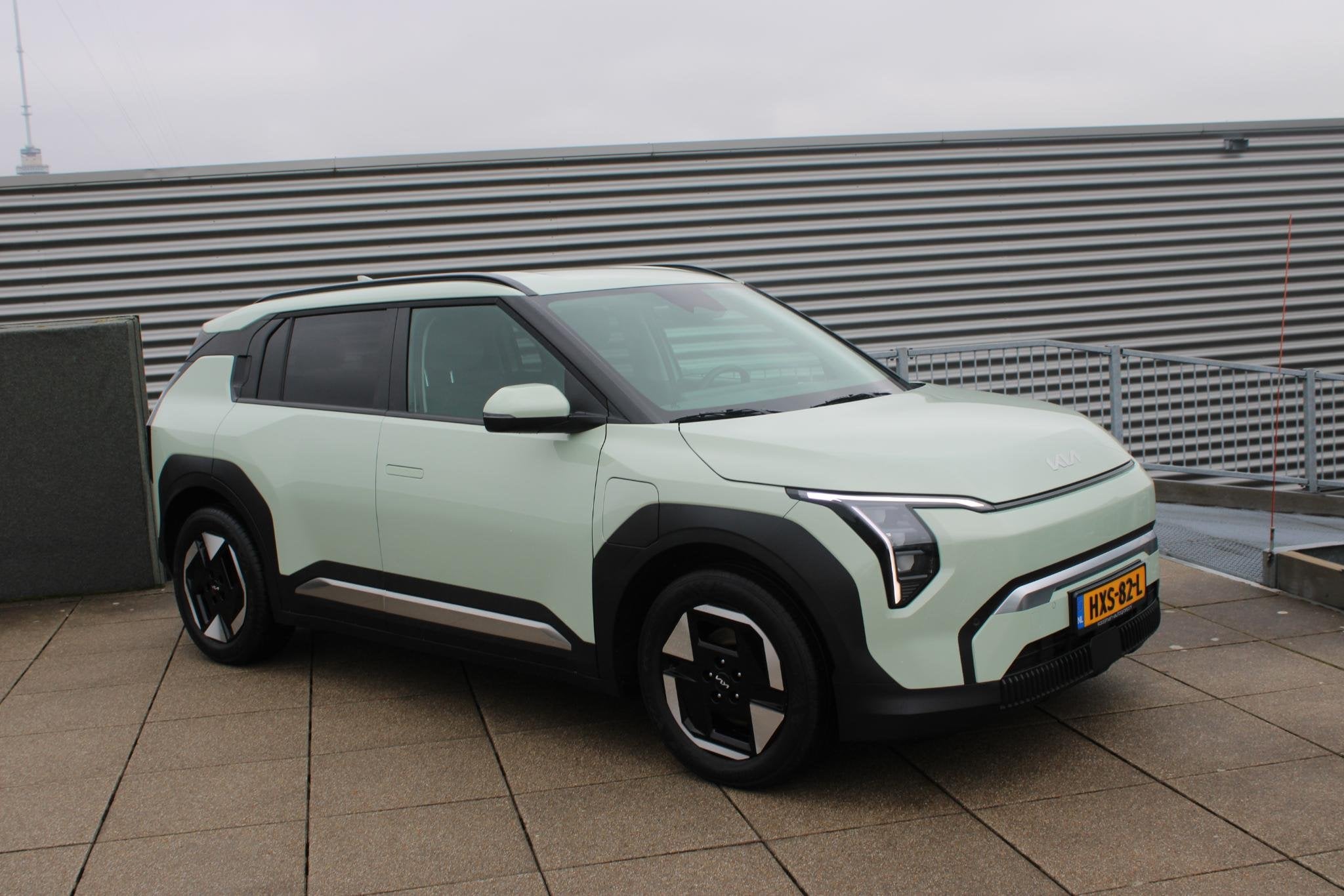 Kia EV3 Plus 81.4 kWh STOEL- & EN STUURVERWARMING, NAVIGATIE, Stof, Origineel Nederlands, 204 pk, 1000 kg