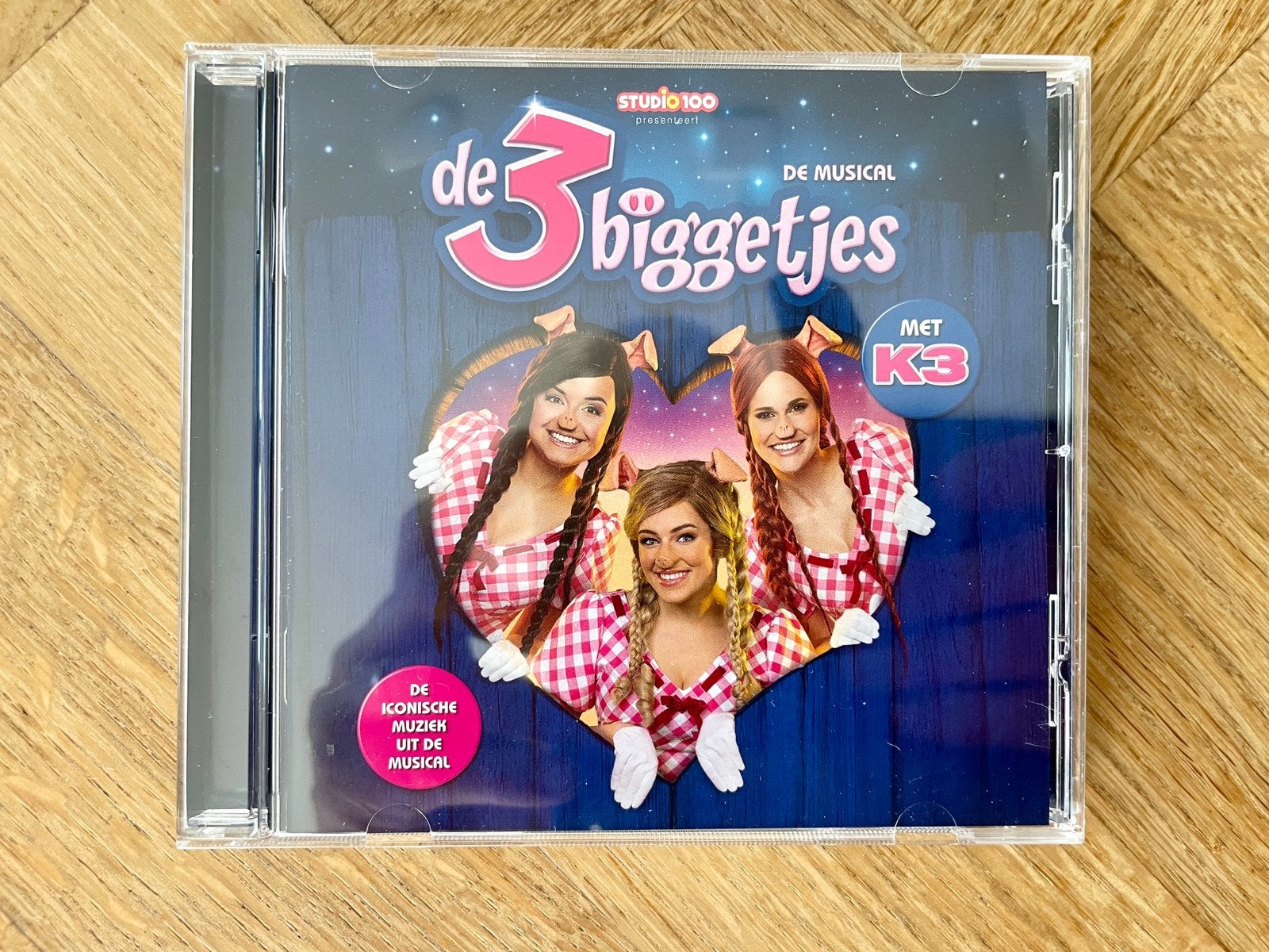 K3 - De 3 Biggetjes Musical CD met Julia (krasvrij), Ophalen of Verzenden, Zo goed als nieuw, Muziek, 6 tot 9 jaar