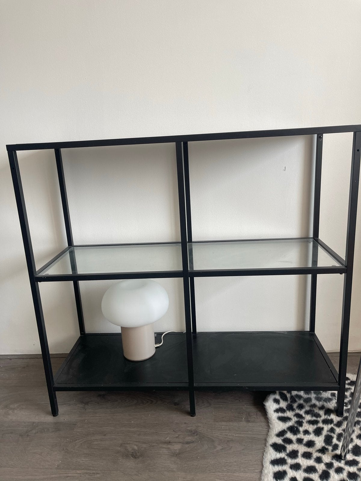 Zwart metalen rek met glazen plank ikea, Huis en Inrichting, Kasten | Overige, Ophalen, Gebruikt