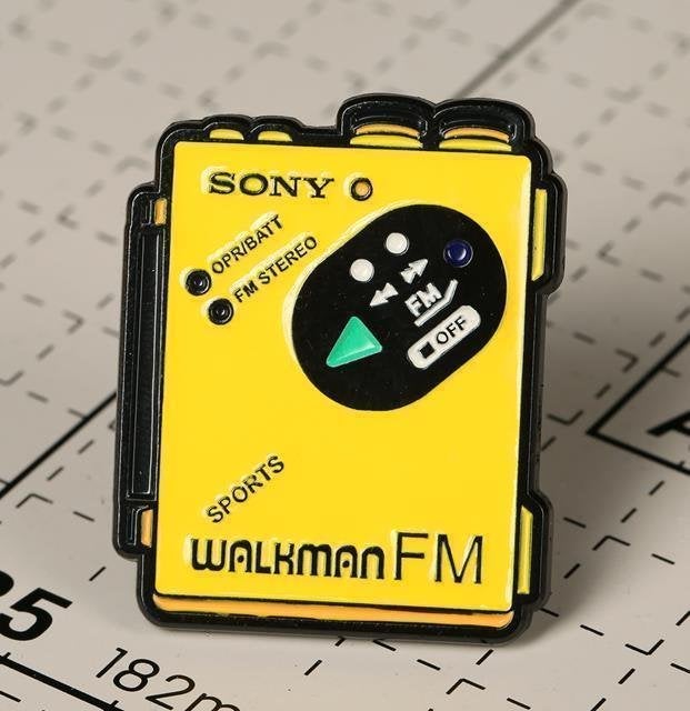 SONY sports WALKMAN Designer Retro Enamel Pin, Verzenden, Walkman