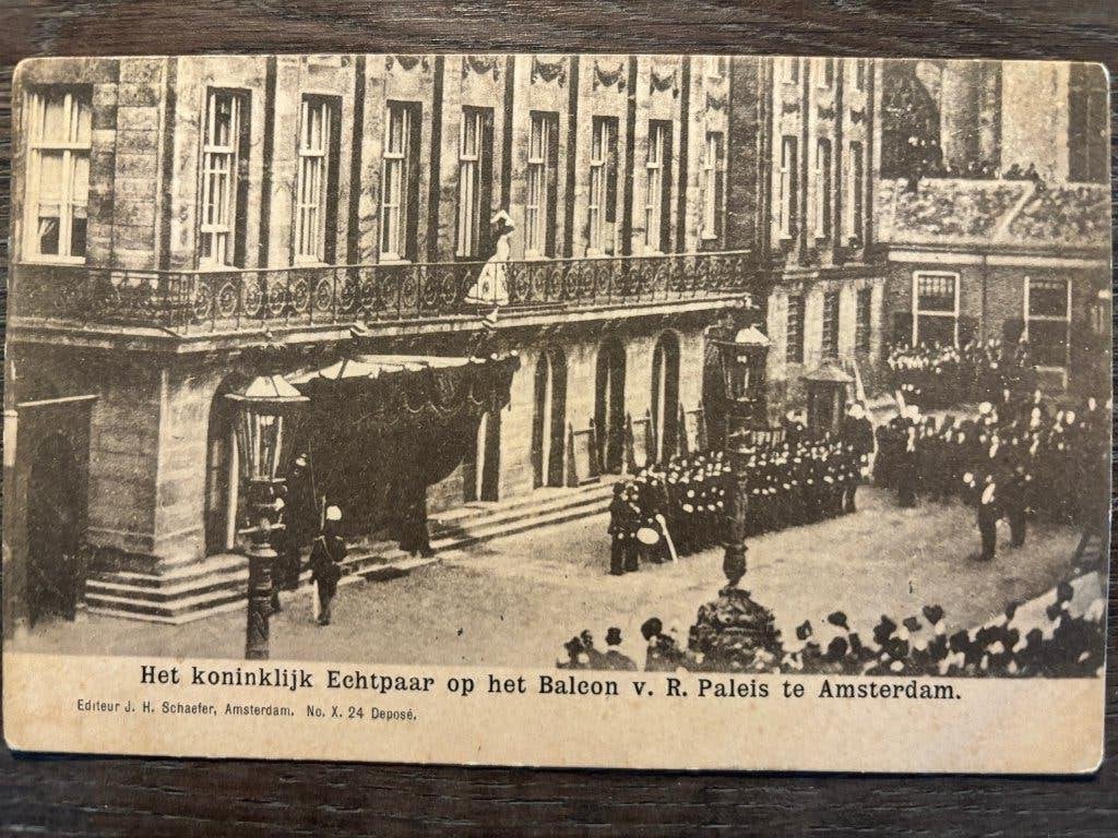 Ansichtkaart Amsterdam - Koninklijk echtpaar balkon Paleis, Verzamelen, Ophalen of Verzenden, Gebruikt, Nederland, Kaart, Foto of Prent
