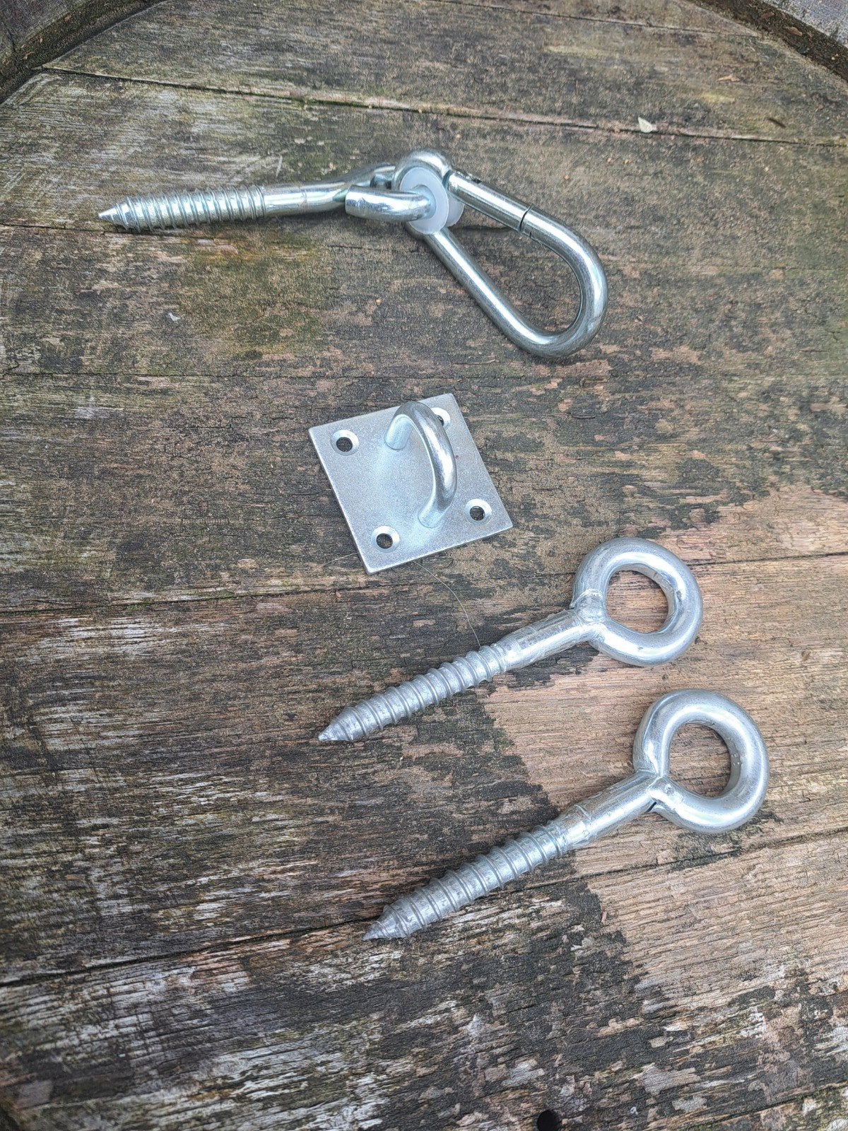 Diverse bevestigingsmaterialen: schroeven, karabijnhaak, Ophalen
