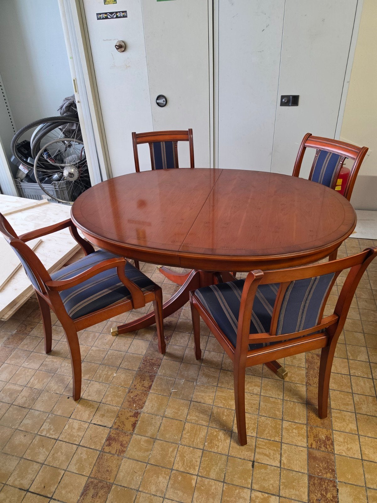 Elegante eettafel met 4 stoelen dressoir- Heldense Exclusive, Gebruikt, 100 tot 150 cm, Ophalen of Verzenden, Kersenhout