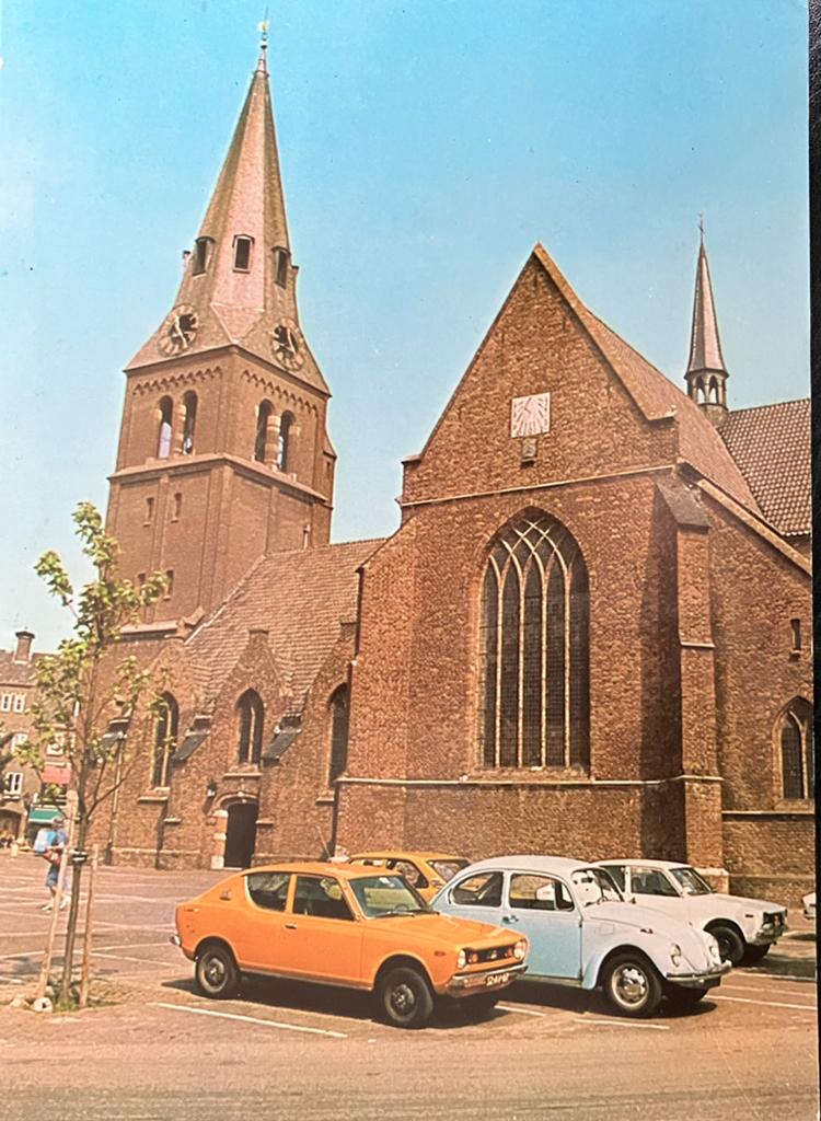 Ansichtkaart met auto’s Datsun Cherry en VW Kever, Verzamelen, Ophalen of Verzenden, 1960 tot 1980, Ongelopen, Voertuig