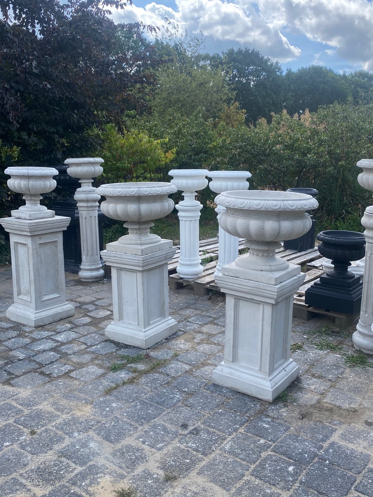 Massief ronde betonnen tuinvazen op statige betonnen pilaren, Tuin en Terras, Tuinvazen, Ophalen, Nieuw