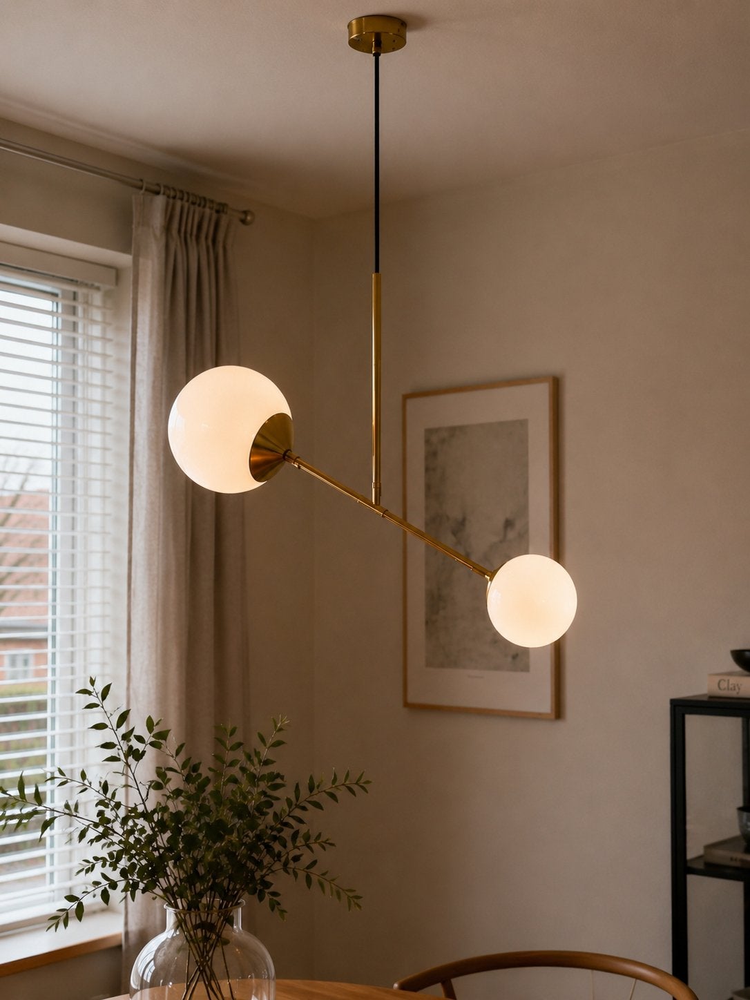 Moderne gouden hanglamp met twee opalen bollen, Huis en Inrichting, Lampen | Hanglampen, Ophalen of Verzenden, Zo goed als nieuw