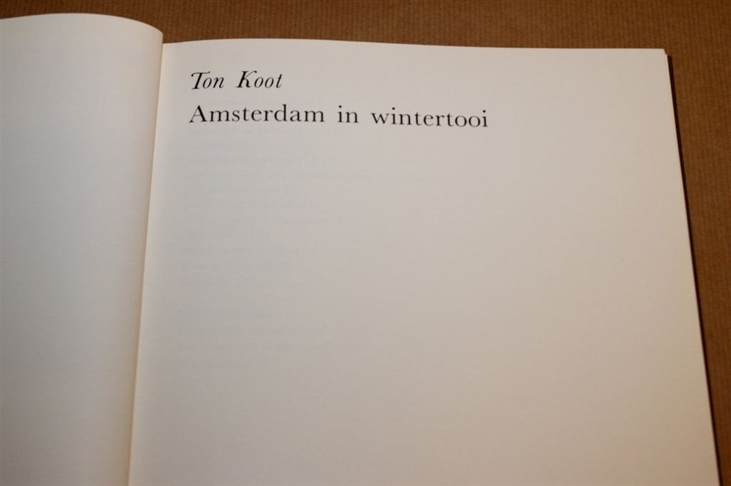 Amsterdam in Wintertooi — Kunst & Fotografie Ton Koot 1975, Ophalen of Verzenden, Gelezen
