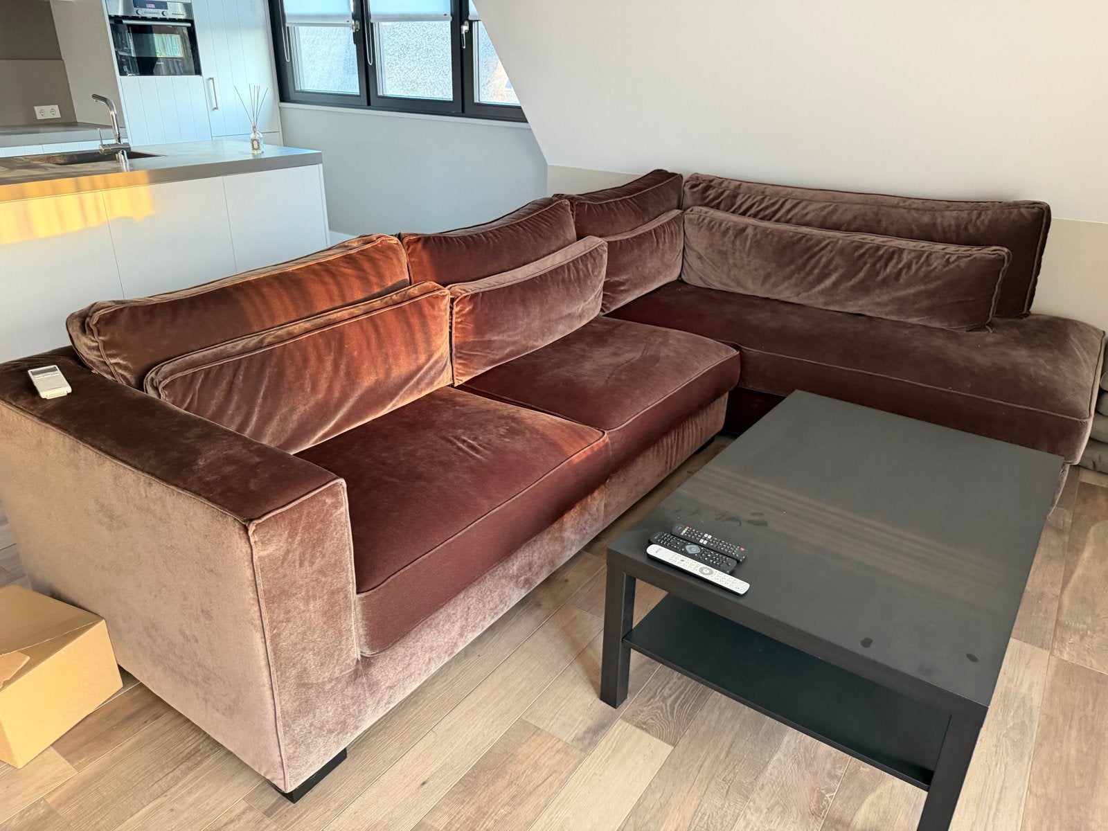 Zeer nette Comfortabele hoekbank van velours,  bronskleurig