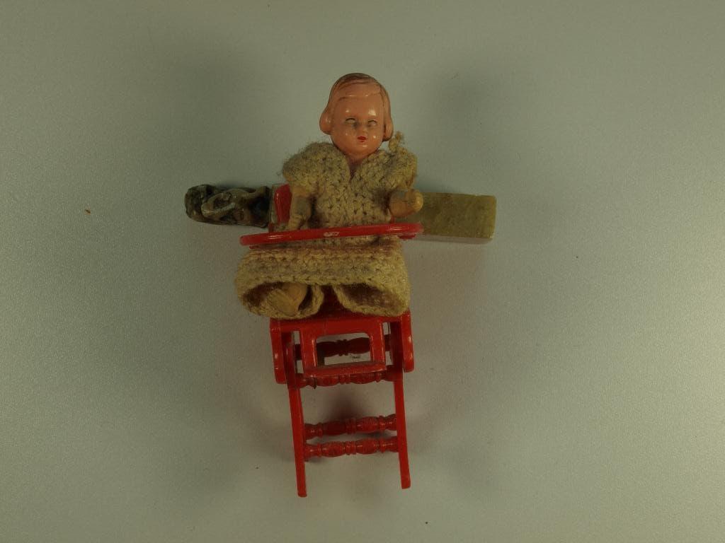poppenhuis kinderstoel met baby ca 6 cm hoog, Ophalen of Verzenden, Gebruikt, Poppenhuis
