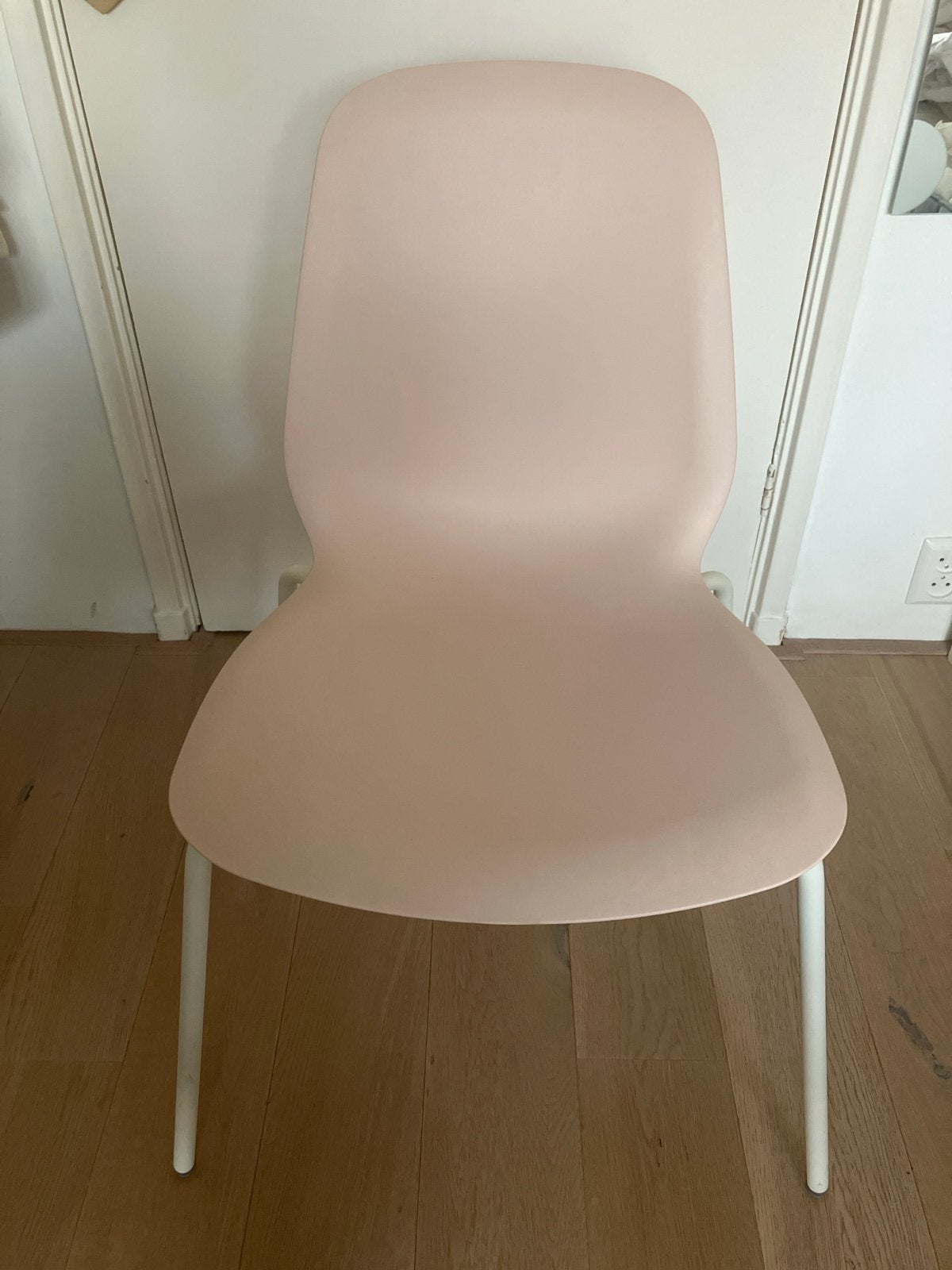IKEA SKALSTA stoel - Lichtroze met witte poten, Huis en Inrichting, Stoelen, Ophalen, Kunststof, Gebruikt, Overige kleuren