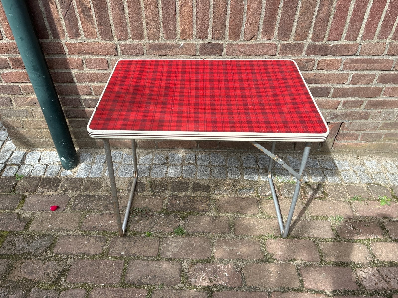 Retro kampeertafel met rood geruit blad - Vintage, Caravans en Kamperen, Ophalen of Verzenden, Gebruikt