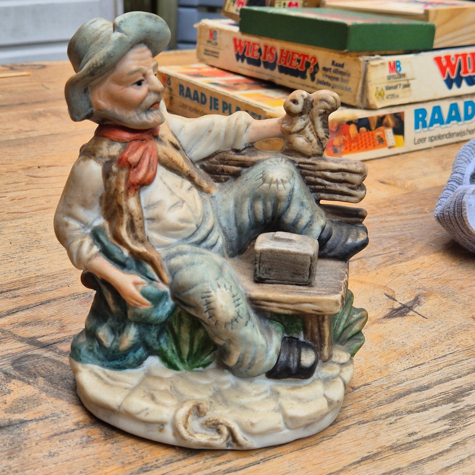 Vintage beeldje: Opa op bankje met eekhoorn, Ophalen of Verzenden