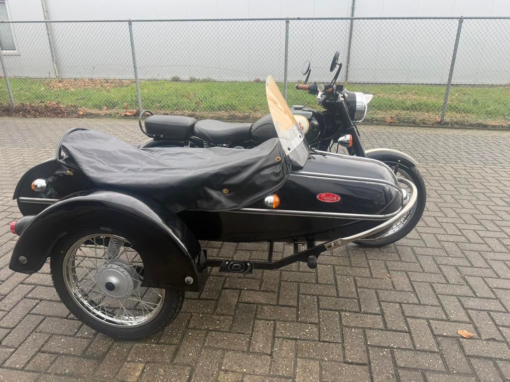 Inder zijspan voor aan een Royal Enfield., Bedrijf