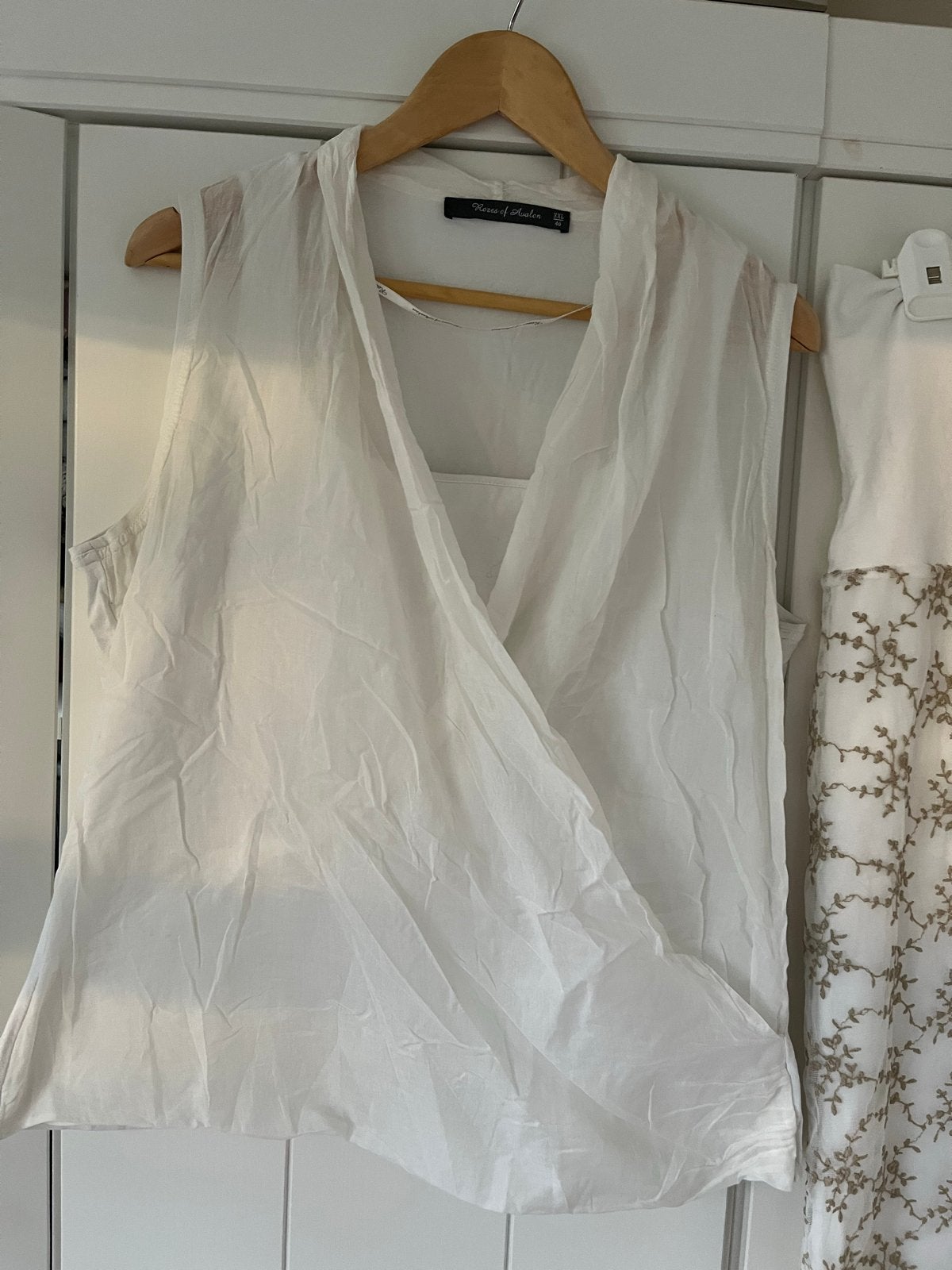 Witte top en rok met borduursel - Roses of Avalon, Kleding | Dames, Wit, Maat 46/48 (XL) of groter, Ophalen of Verzenden, Zo goed als nieuw