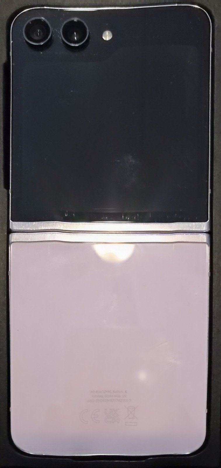 Foto 2 van Samsung Galaxy Z Flip5 256GB Lavendel - Zo goed als nieuw