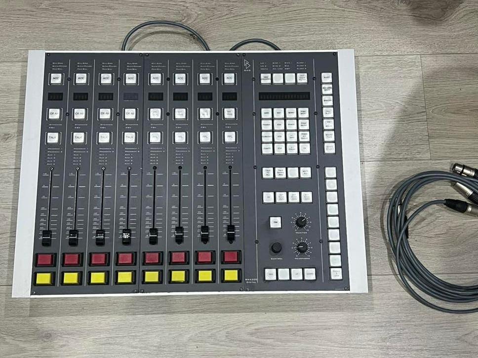 DHD 4200 broadcast mixer 8 fader (uit te breiden naar meer), Muziek en Instrumenten, Mengpanelen, Gebruikt, Ophalen of Verzenden