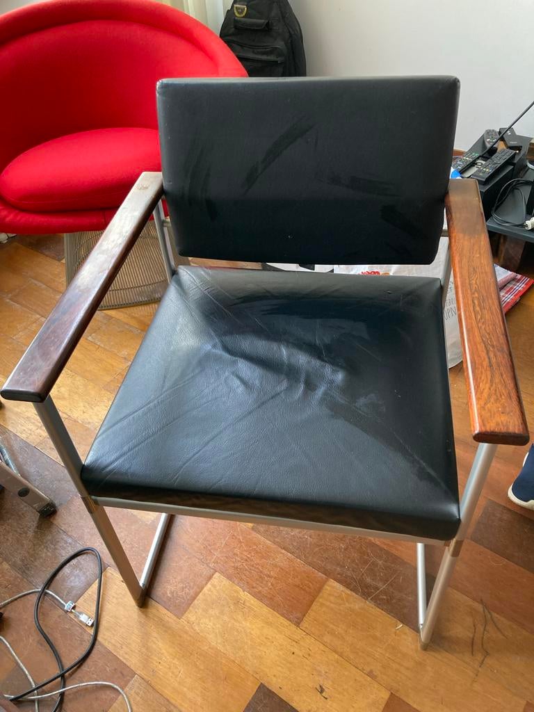 Vintage Zwarte stoelen met houten armleuningen van Lubke, Ophalen, Gebruikt, Zwart, Vier