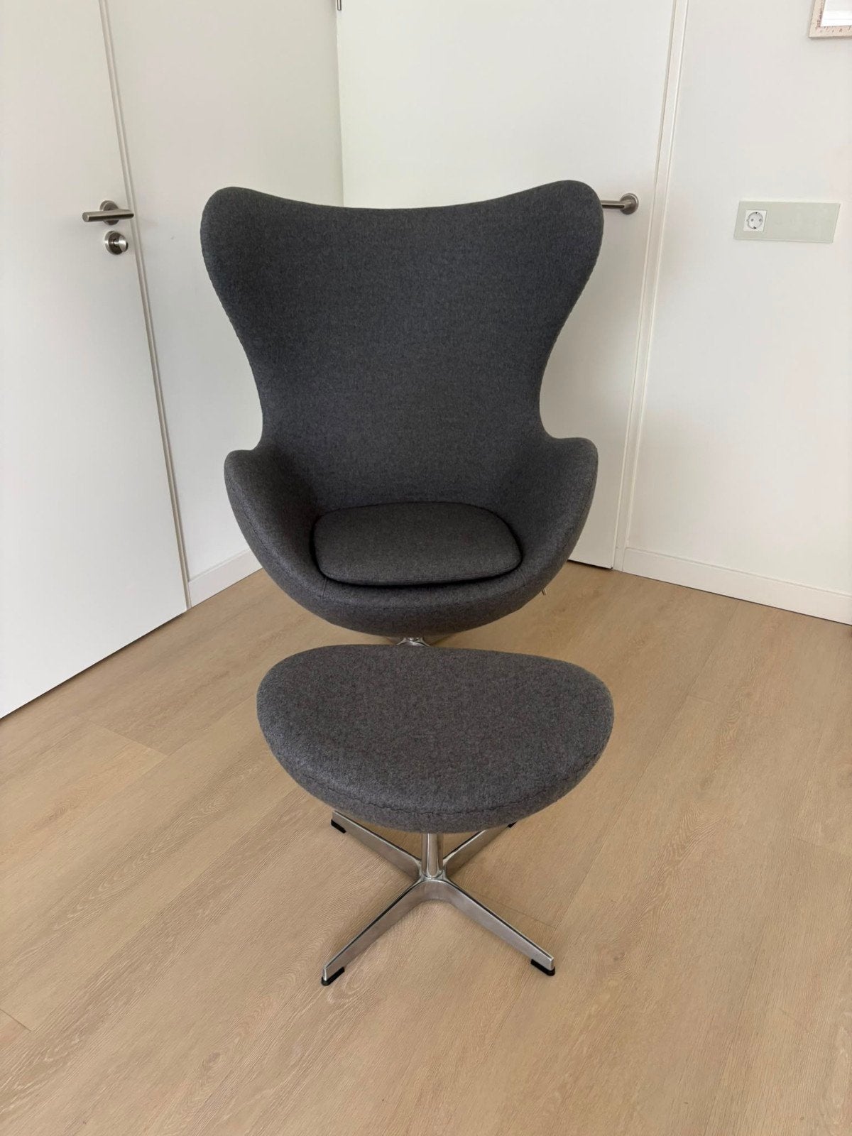 Stijlvolle Egg Chair met poef - Grijs, Ophalen, 75 tot 100 cm, Zo goed als nieuw, Stof