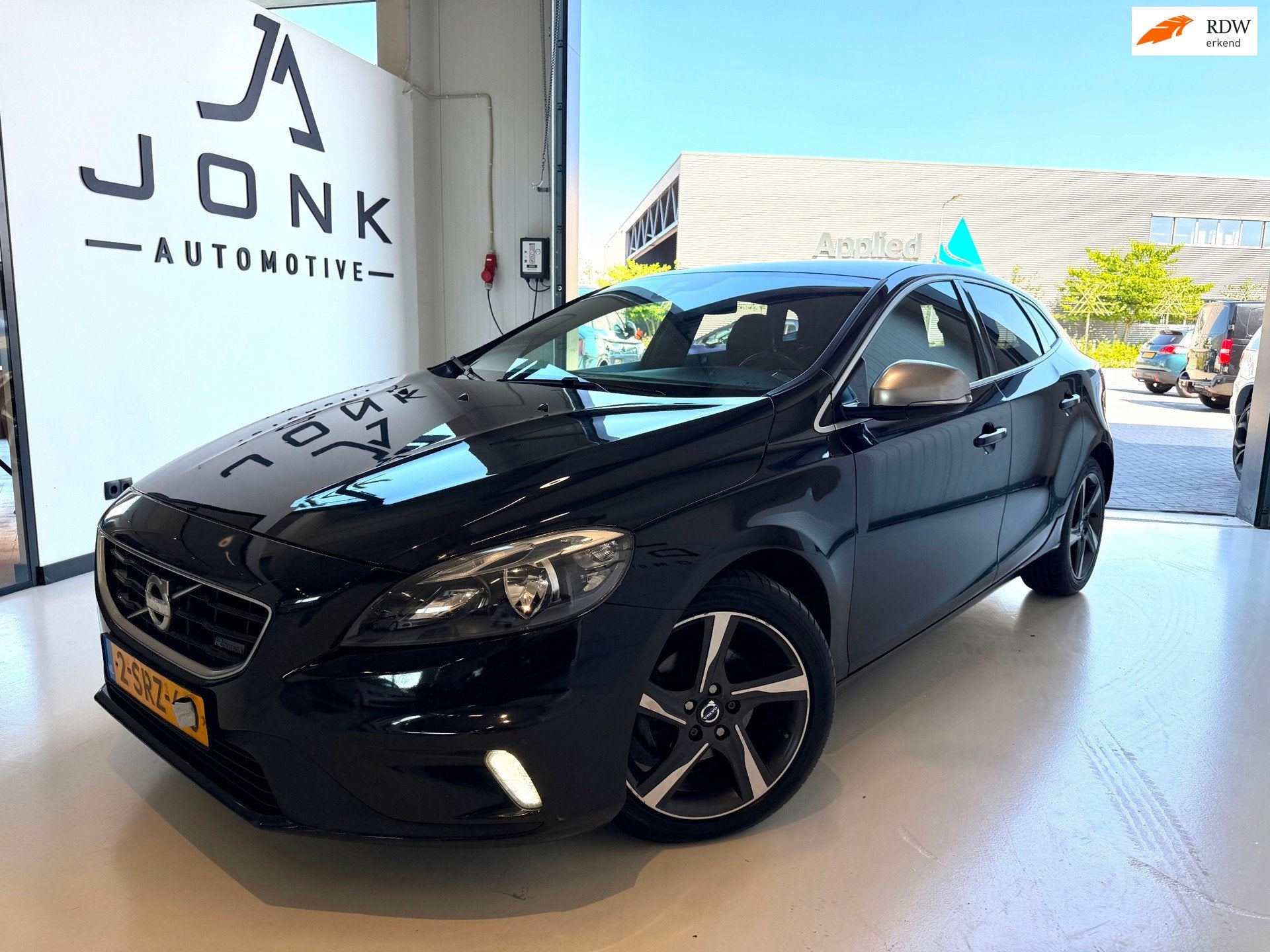 Volvo V40 1.6 D2 R-Design Airco Apk Zwart, Auto's, Voorwielaandrijving, Gebruikt, Zwart, 4 cilinders