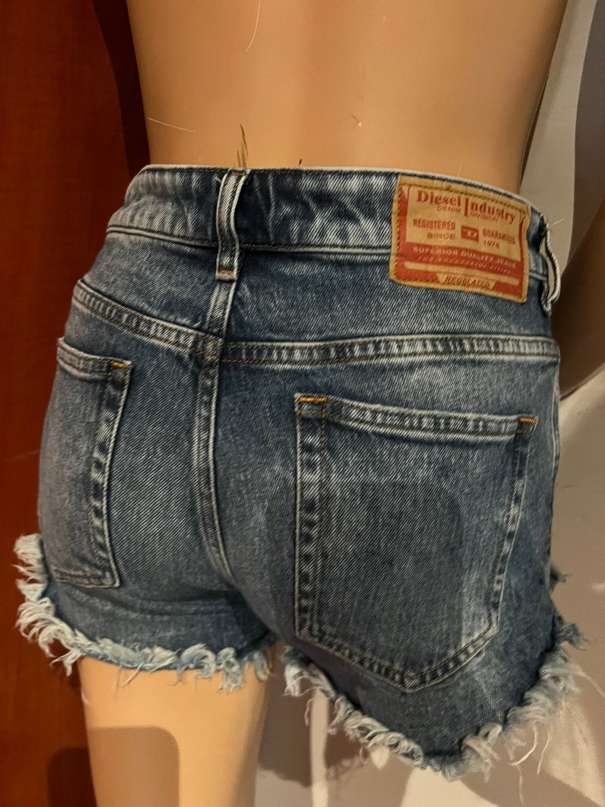 DIESEL spijkerbroek kort maat 25  origineel ZGAN, Kleding | Dames, Ophalen of Verzenden, Zo goed als nieuw, Blauw, W27 (confectie 34) of kleiner