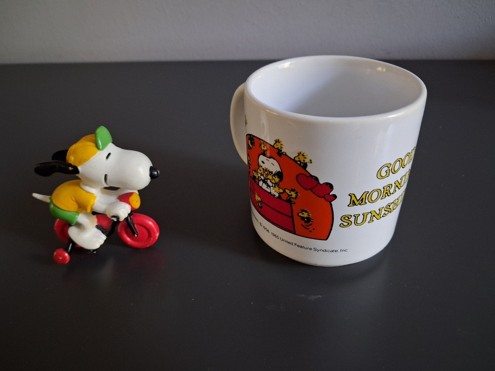 Snoopy beeldje op fiets en mok vintage, Ophalen of Verzenden, Overige figuren, Gebruikt, Beeldje of Figuurtje