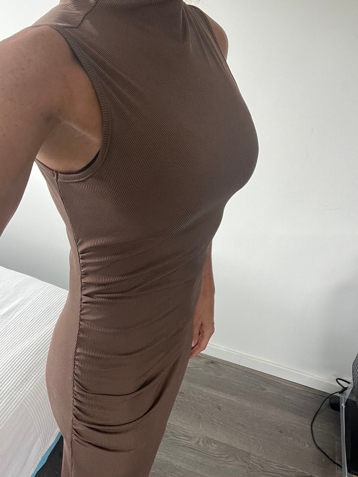 Super sexy lange strakke bruine zomer jurk, Kleding | Dames, Jurken, Ophalen of Verzenden, Zo goed als nieuw, Bruin, Onder de knie