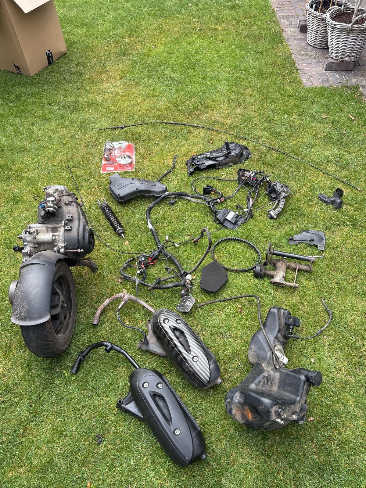 Scooter onderdelen: motorblok, uitlaat, tank, variateur, rie, Ophalen, Gebruikt, Blok, Overige merken