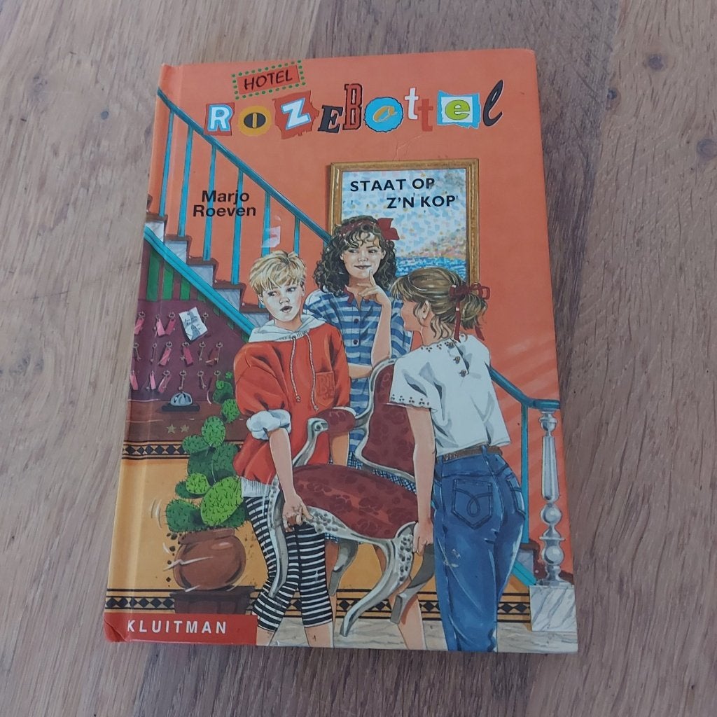 Hotel Rozebottel – Staat op z'n kop – Marjo Roeven, Ophalen of Verzenden, Gelezen