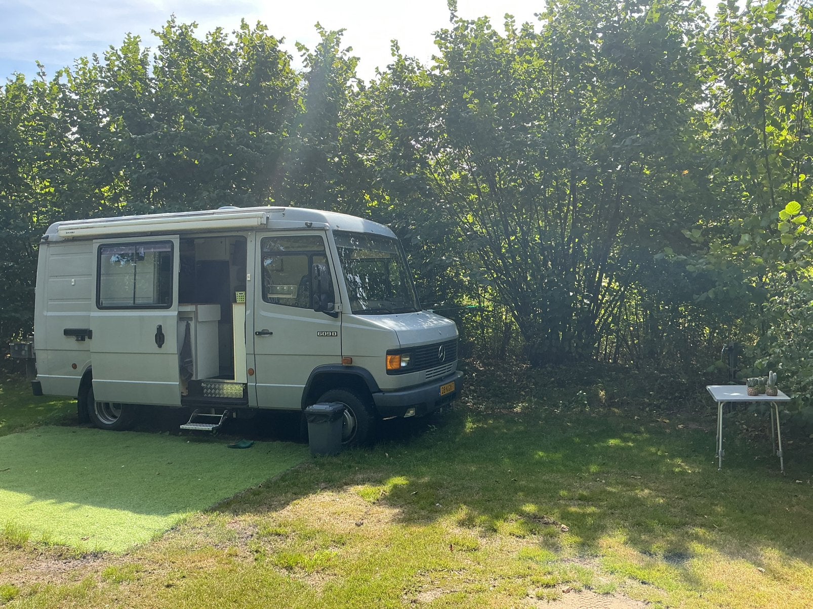 Mercedes 609D buscamper met Kampa opblaasbare voortent, Chemisch toilet, Buscamper of Camperbus, Tot en met 2, Mercedes-Benz
