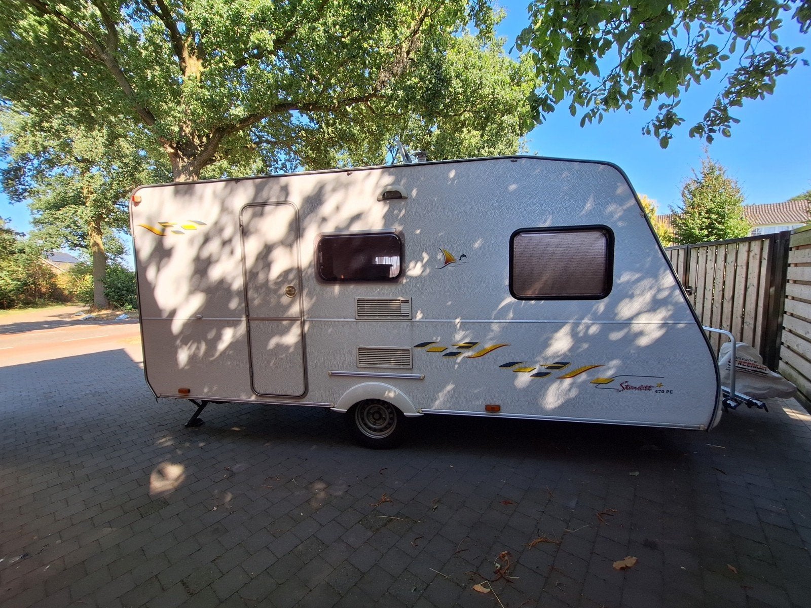 Sterckeman 470 PE; stapelbed, voortent en fietsenrek, Vast bed, Sterckeman, Imperial, Treinzit