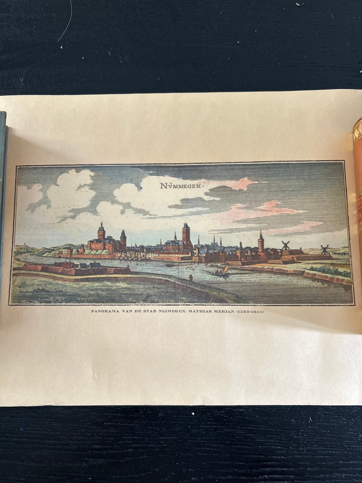 Panorama van Nijmegen door Matthäus Merian (1593-1650), Antiek en Kunst, Kunst | Etsen en Gravures, Handgekleurd, Stadsgezicht