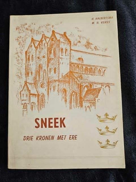 Sneek, Drie kronen met ere, Boeken, Geschiedenis | Stad en Regio, Ophalen of Verzenden, 20e eeuw of later, Gelezen, H Halbertsma