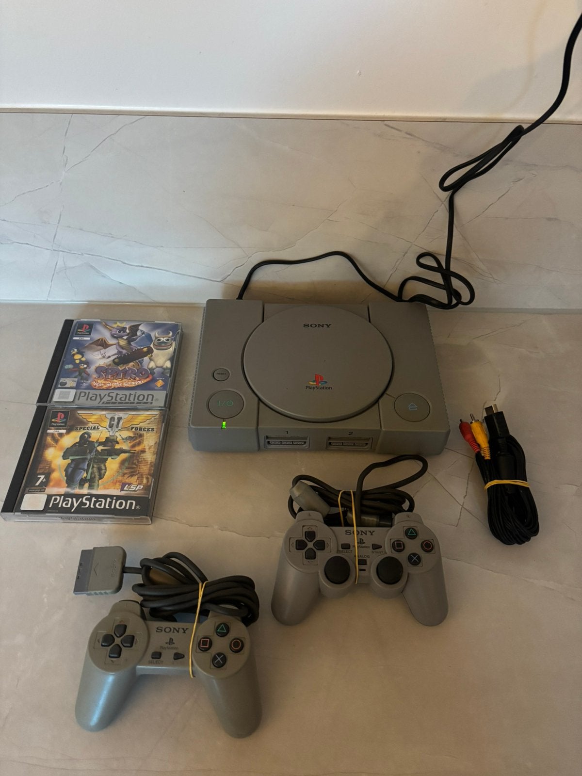 PlayStation 1, Spelcomputers en Games, Spelcomputers | Sony PlayStation 1, Ophalen of Verzenden, Gebruikt, Met 2 controllers, Met games