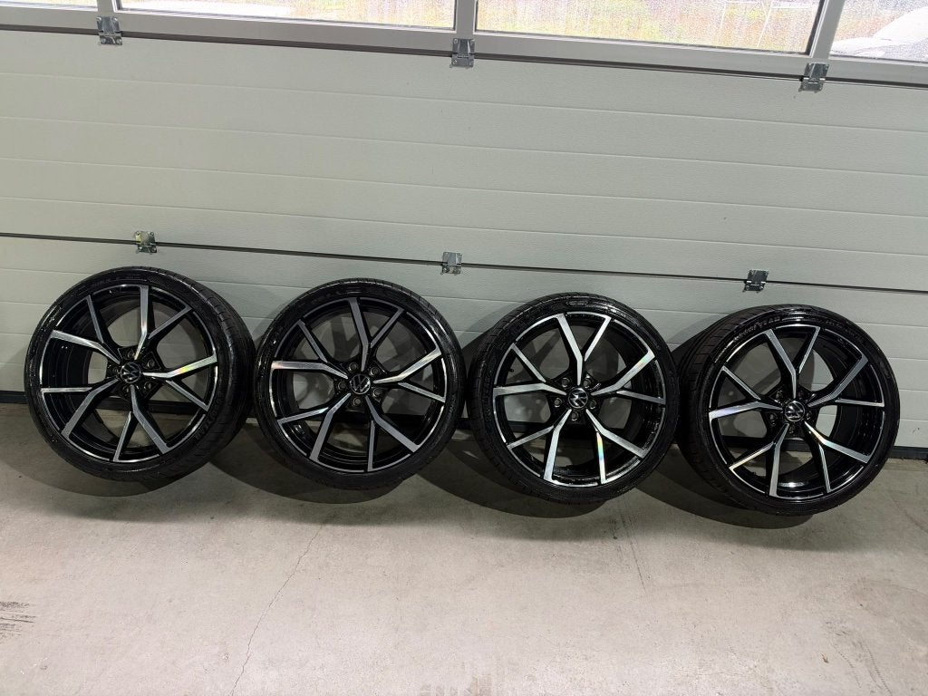 VW Golf 8 R Estoril Velgen Met Nieuw Banden Goodyear banden!, Banden en Velgen, Nieuw, 235 mm, Personenwagen