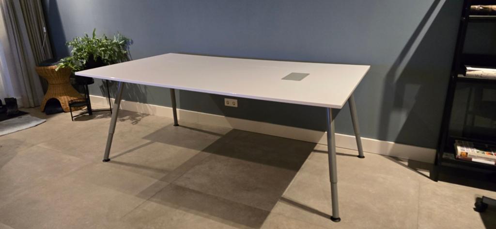 Groot Ikea Galant bureau / werktafel / knutseltafel, Ophalen, In hoogte verstelbaar, Zo goed als nieuw, 195 cm