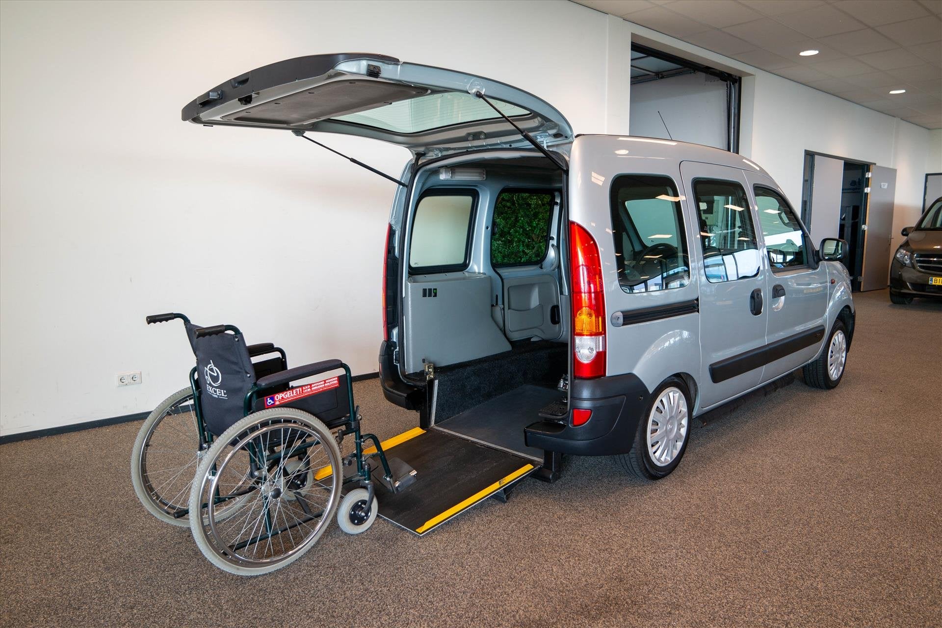 Renault Kangoo Rolstoelauto Automaat - Rolstoel voorin / SBS, Auto's, 12 maanden, Stof, Gebruikt, Zwart