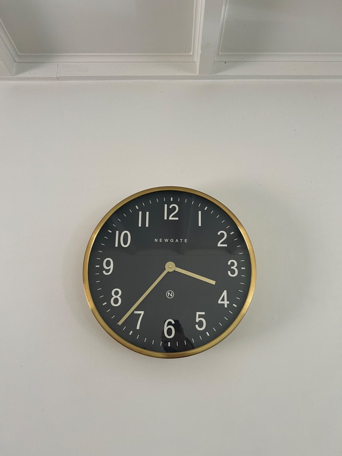 Newgate Wandklok - Zwart met gouden rand, Huis en Inrichting, Wandklok, Analoog, Ophalen of Verzenden, Zo goed als nieuw