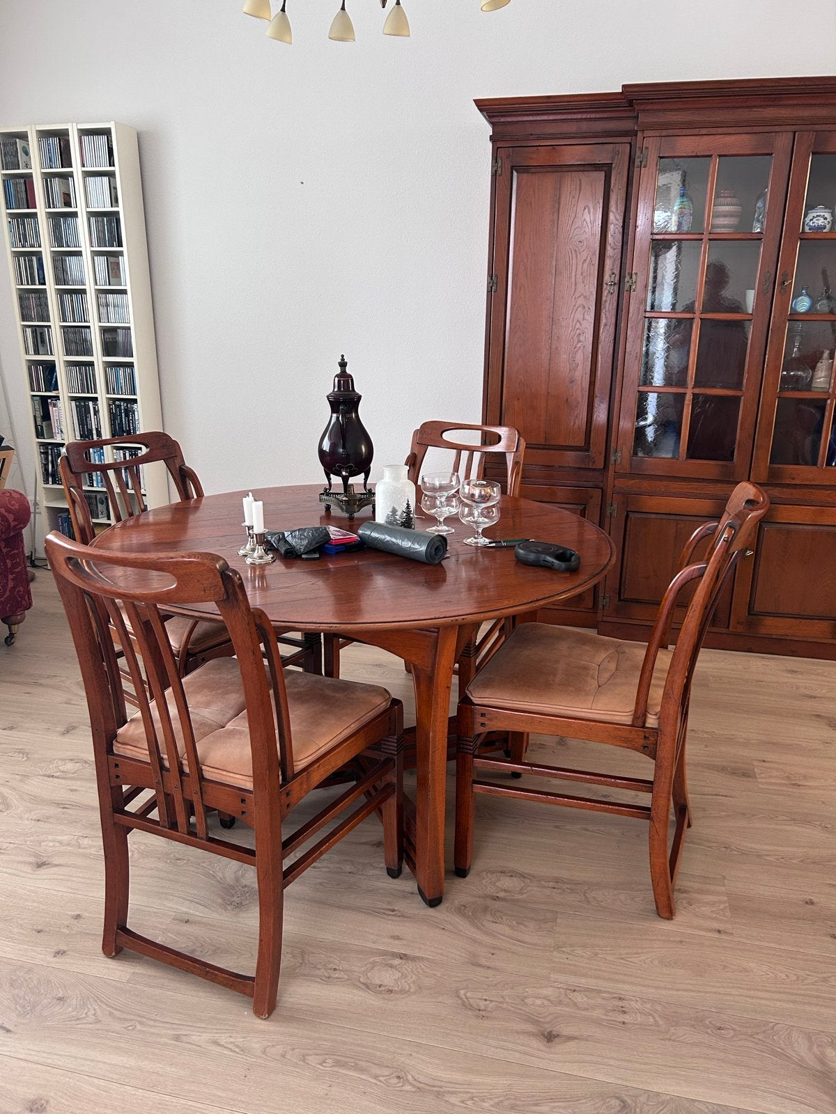Schuitema Eethoek: Ronde Tafel (130cm) met 4 Lederen Stoelen, Ophalen, Gebruikt, 100 tot 150 cm, Rond